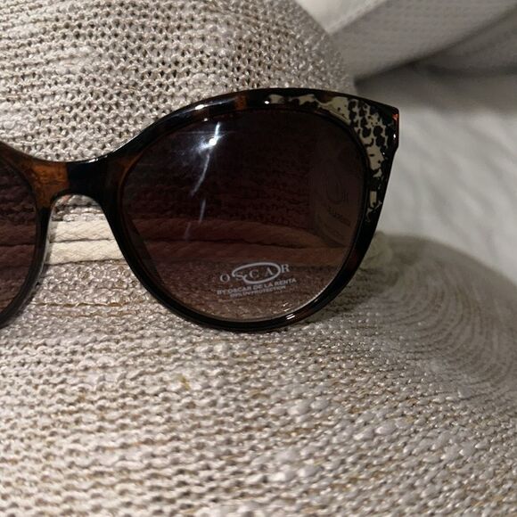 OSCAR x Oscar de la Renta 100% UV Marble Brown Gold Animal Print Sunglasses - Picture 5 of 13